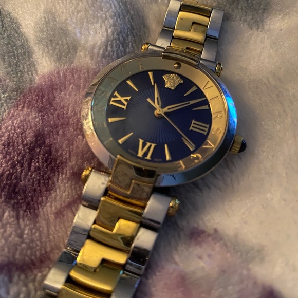 Women’s Versace watch main image 4